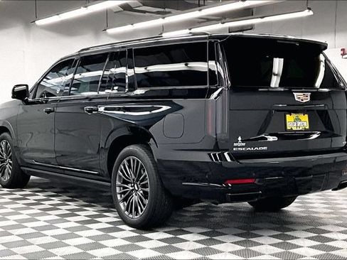 Used 2025 Cadillac Escalade ESV Sport Platinum AWD/4WD image 2