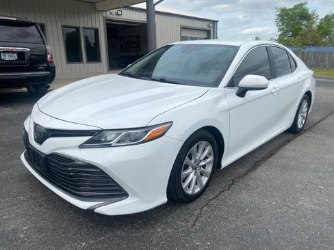Used 2018 Toyota Camry LE image 2