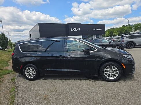 Used 2023 Chrysler Pacifica Touring-L FWD image 2