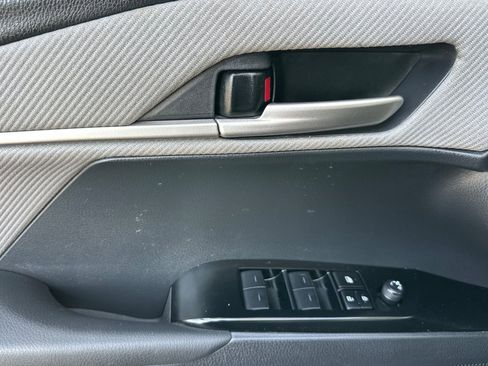 Used 2025 Toyota Camry SE w/ Convenience Package image 11