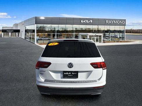 Used 2021 Volkswagen Tiguan SE FWD image 4