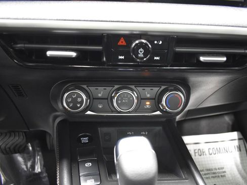 Certified 2025 Nissan Kicks SV w/ SV Premium Package image 19