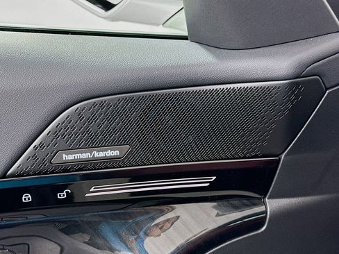 Used 2025 BMW 530i w/ Premium Package image 19