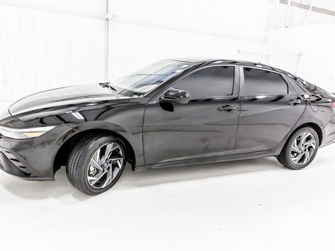 Used 2025 Hyundai Elantra SEL image 3