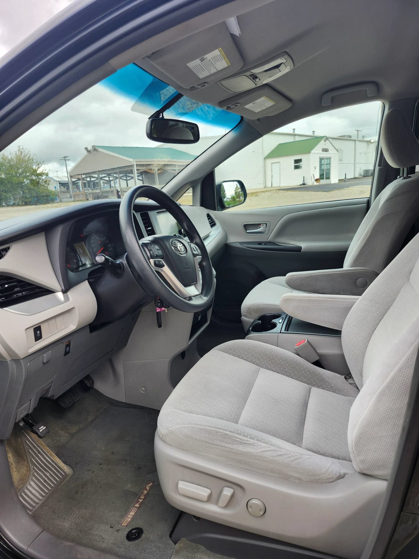 Used 2016 Toyota Sienna LE w/ Four Season Floor Mat Package FWD image 9