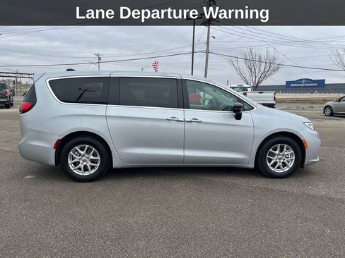 Used 2024 Chrysler Pacifica Touring-L image 8