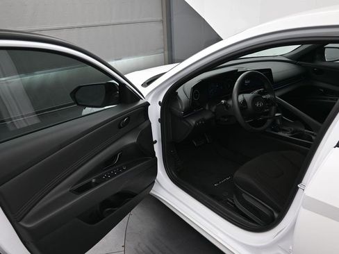 Used 2025 Hyundai Elantra SEL FWD image 10
