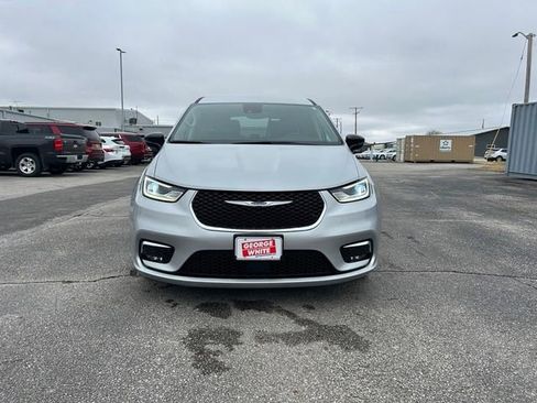 Used 2024 Chrysler Pacifica Touring-L image 9