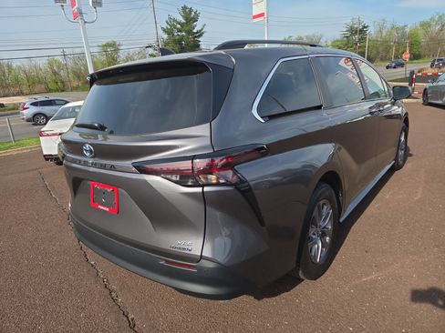 Certified 2024 Toyota Sienna XLE image 3