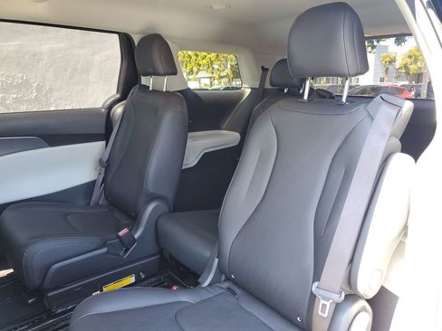 Certified 2023 Kia Carnival LX image 15