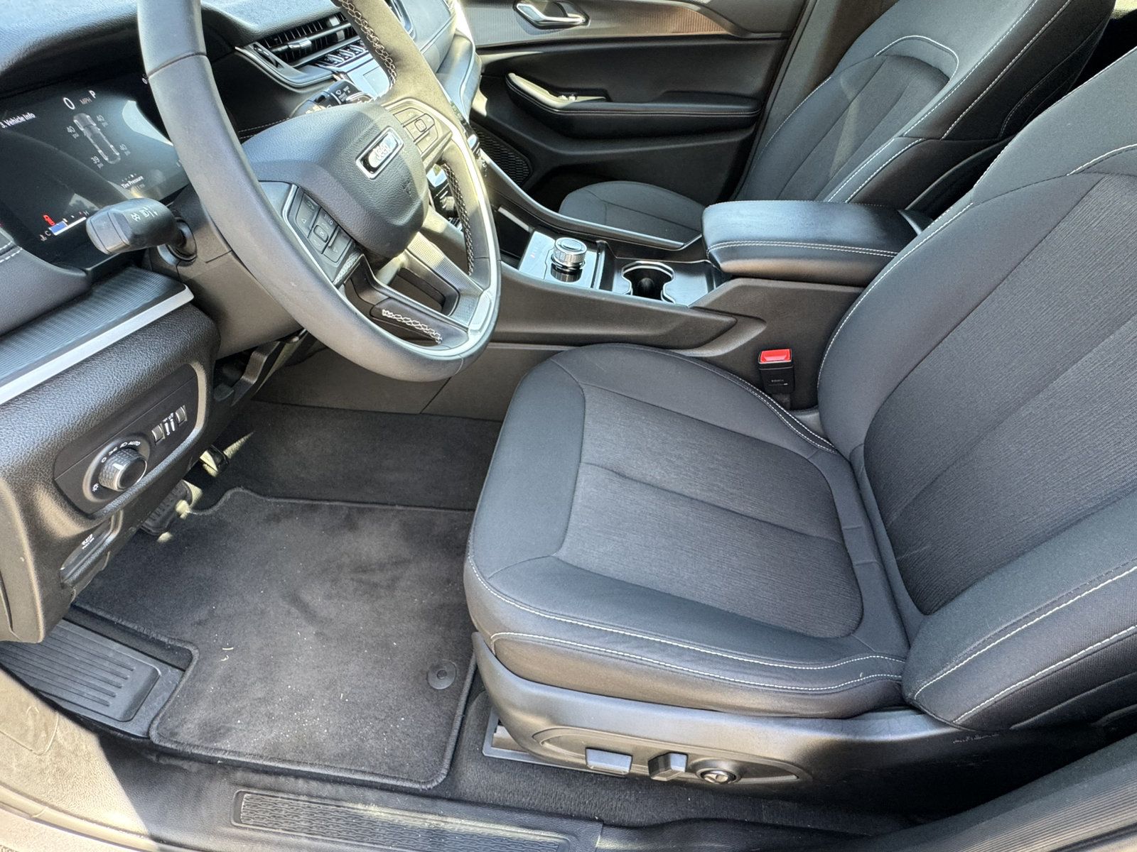 Used 2025 Jeep Grand Cherokee Laredo X w/ Luxury Tech Group I RWD image 9