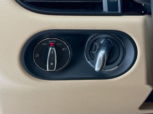 Certified 2025 Porsche Macan image 15