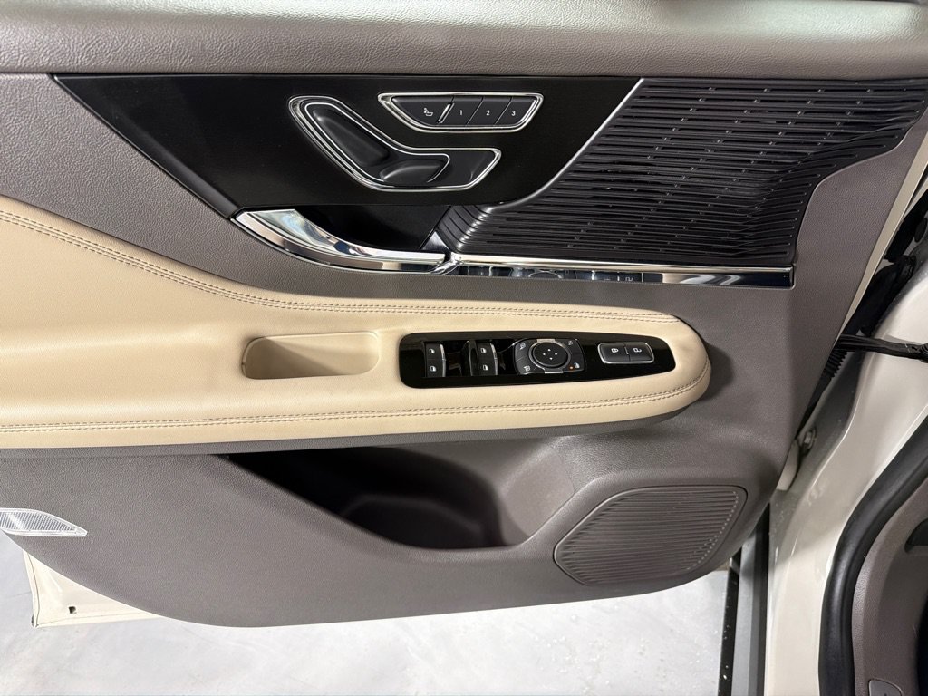 Used 2022 Lincoln Corsair AWD w/ Premium Package image 11