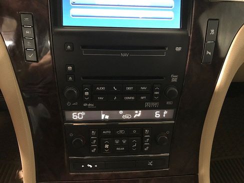 Used 2010 Cadillac Escalade Premium AWD/4WD image 29