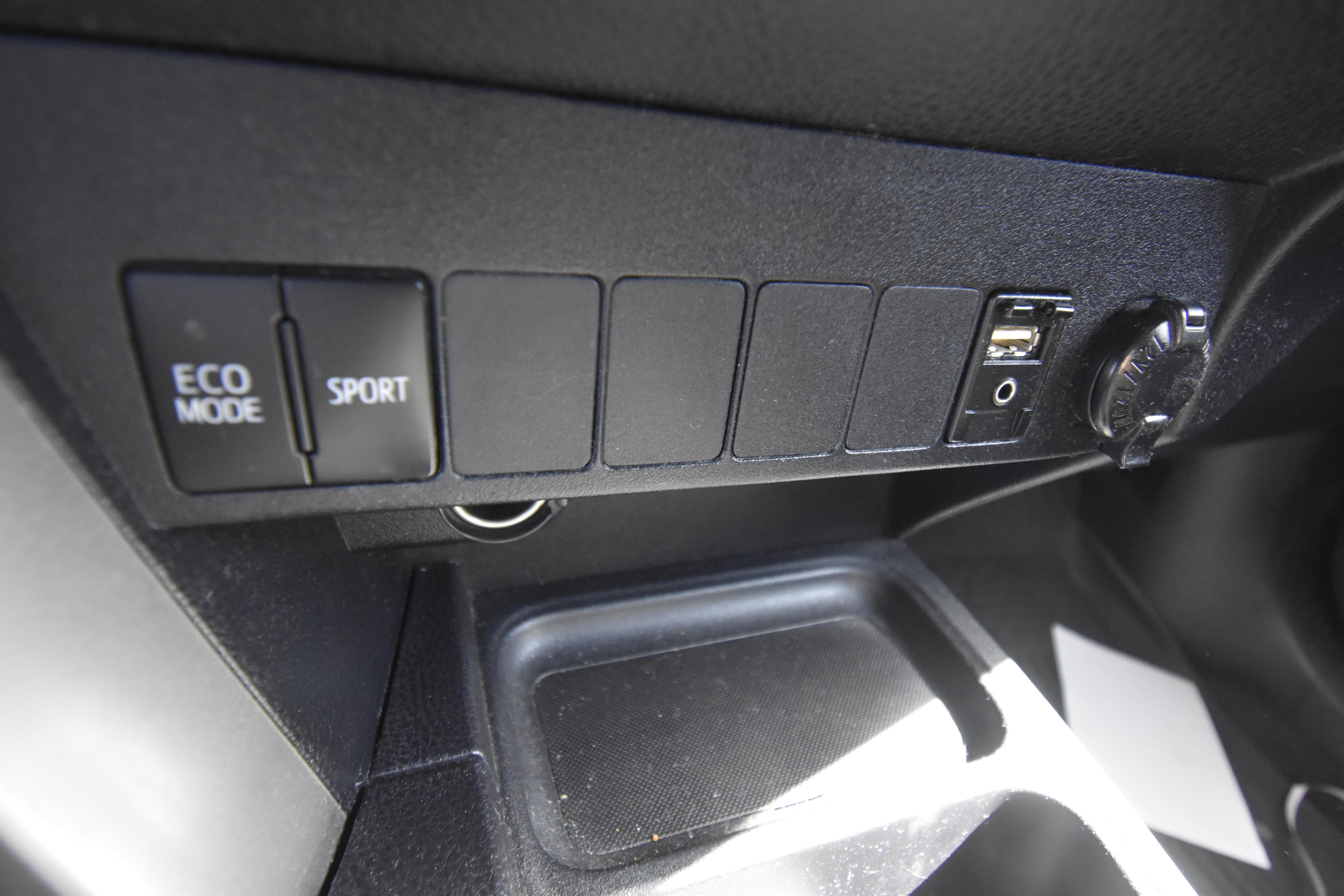 Used 2018 Toyota RAV4 XLE w/ Plus Extra Value Package FWD image 10