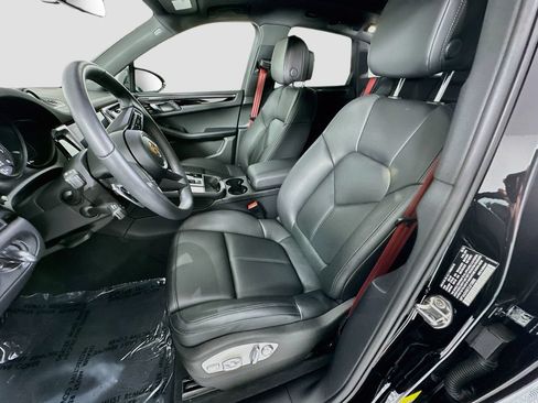 Certified 2026 Porsche Macan AWD/4WD image 5