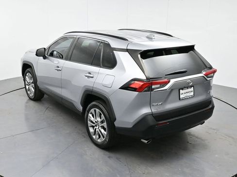 Used 2022 Toyota RAV4 XLE Premium image 32