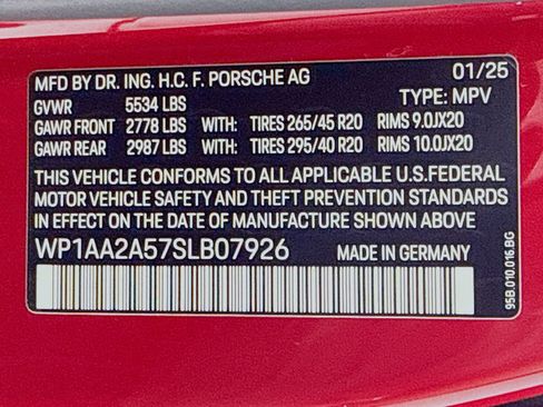 Certified 2025 Porsche Macan AWD/4WD image 37