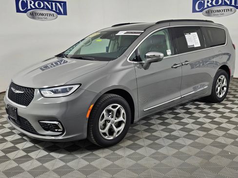Used 2022 Chrysler Pacifica Limited AWD/4WD image 36
