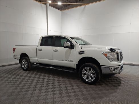 Used 2018 Nissan Titan SV image 4
