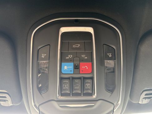 Used 2022 Jeep Wagoneer Series III w/ Premium Group I AWD/4WD image 31