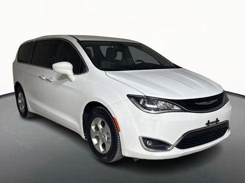 Used 2018 Chrysler Pacifica Touring Plus image 3