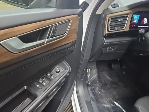 Used 2024 Volkswagen Atlas SE image 27