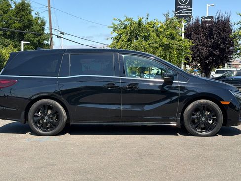 Used 2024 Honda Odyssey Sport image 3