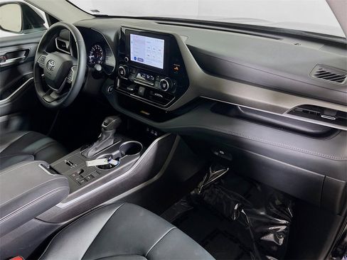 Certified 2024 Toyota Highlander XLE image 28