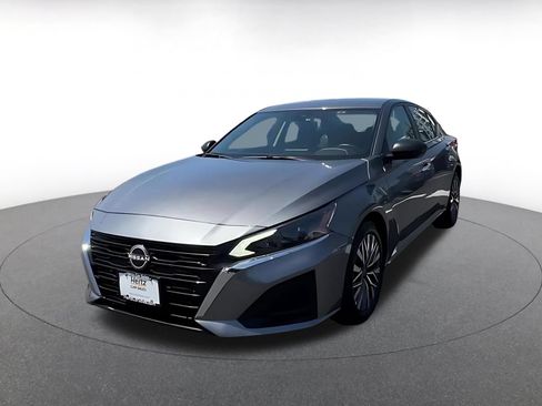 Used 2025 Nissan Altima 2.5 SV FWD image 4