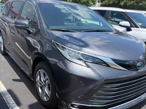 Used 2025 Toyota Sienna Limited FWD image 2