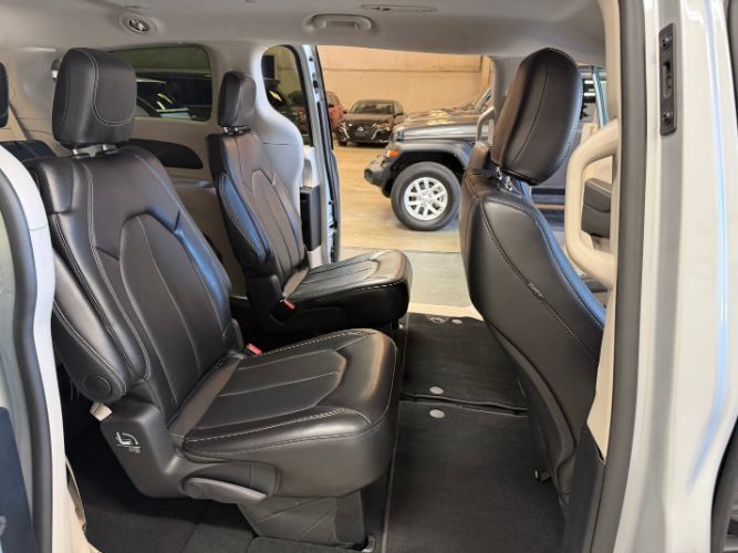 Used 2024 Chrysler Pacifica Touring-L FWD image 31