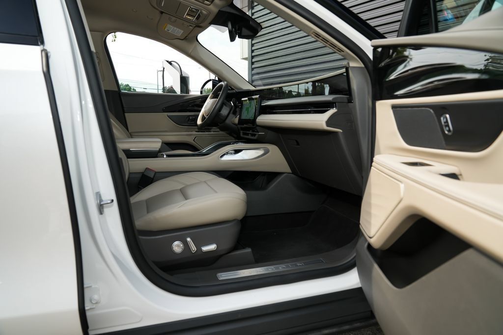 Used 2025 Lincoln Nautilus Premier AWD/4WD image 34