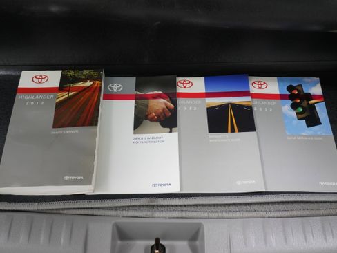 Used 2012 Toyota Highlander FWD w/ Tech Pkg image 24