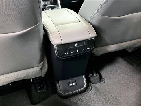 Used 2023 Toyota Highlander L AWD/4WD image 28