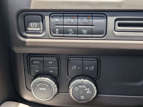 Used 2023 Chevrolet Tahoe Z71 w/ Luxury Package AWD/4WD image 23