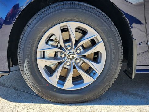 New 2026 Toyota Sienna LE image 8