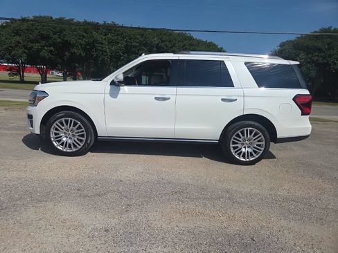 Used 2024 Ford Expedition Limited RWD image 4