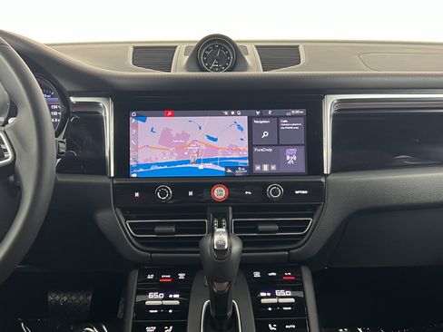 Certified 2026 Porsche Macan AWD/4WD image 19