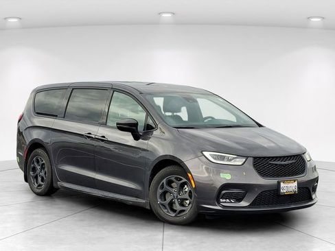 Used 2023 Chrysler Pacifica Touring-L w/ S Appearance Package image 1