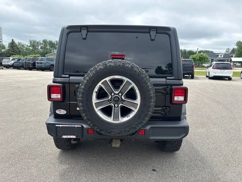 Used 2018 Jeep Wrangler Unlimited Sahara AWD/4WD image 4
