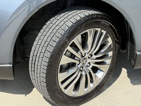 Used 2022 Toyota Venza Limited AWD/4WD image 16