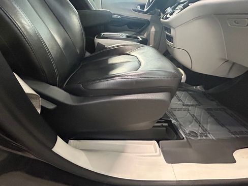 Used 2022 Chrysler Pacifica Touring-L image 23