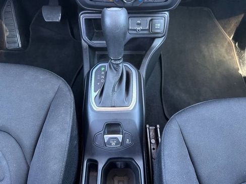 Used 2019 Jeep Renegade Latitude FWD image 16