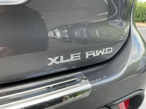 Used 2022 Toyota Highlander XLE AWD/4WD image 11