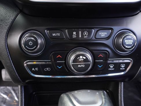 Used 2021 Jeep Cherokee Latitude Lux w/ Comfort/Convenience Group image 19