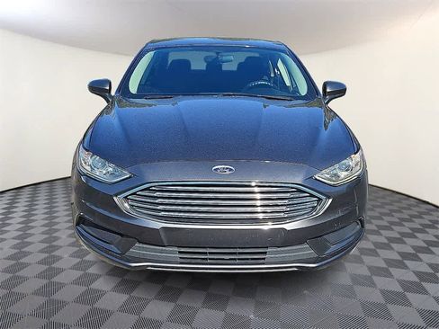 Used 2018 Ford Fusion SE w/ Fusion SE Technology Package image 2
