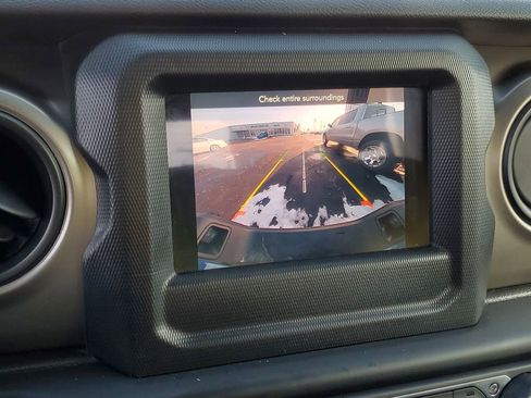 Used 2021 Jeep Gladiator Sport image 25