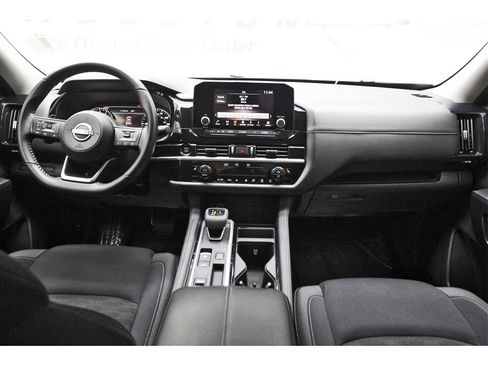 Used 2025 Nissan Pathfinder SV image 7