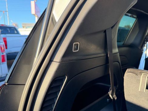 Used 2025 Chrysler Pacifica Select image 25